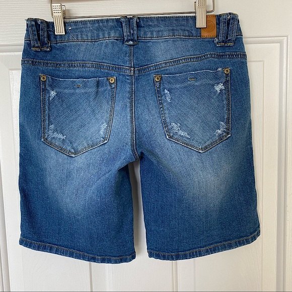 Jolt Lightly Distressed Jean Shorts Size 3 Juniors Medium Dark Wash - Picture 2 of 10